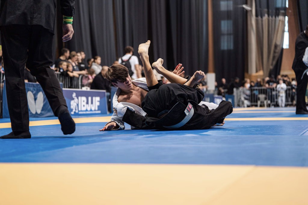 Benício em combate num torneio IBJJF